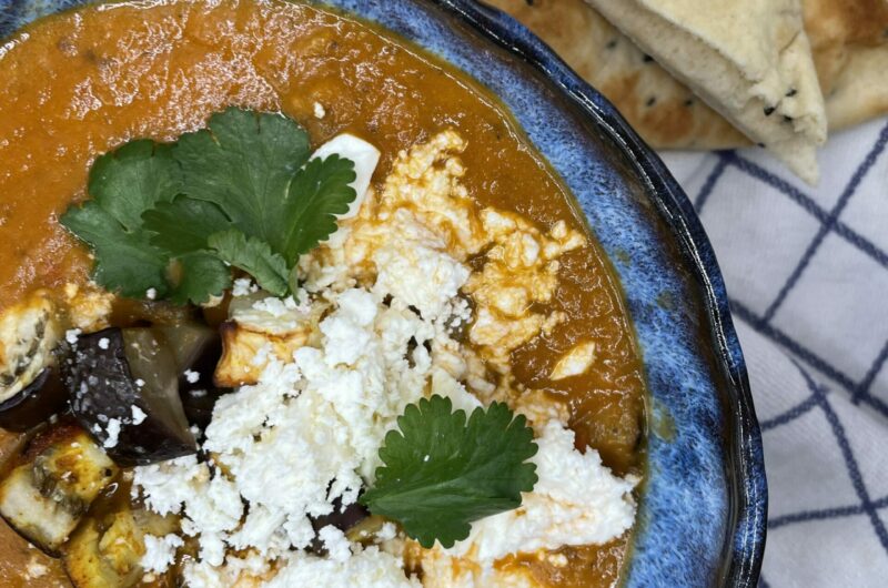 Aubergine-tomaatsoep met naanbrood