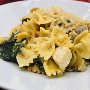 Farfelle pasta met kip, champignons en spinazie