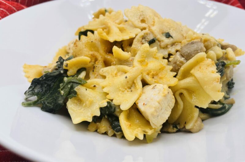 Farfelle pasta met kip, champignons en spinazie