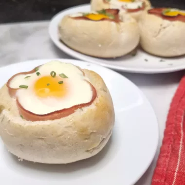 Gevulde kaiserbroodjesmet ham en ei