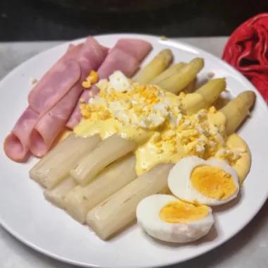 asperges met ham ei en hollandaisesaus