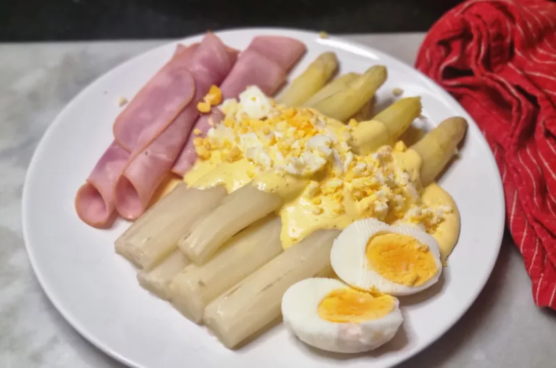 asperges met ham ei en hollandaisesaus